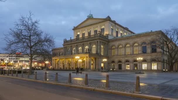 Hannover Opera House op winteravond. Een theater dat is gebouwd in klassieke stijl tussen 1845 en 1852. Time-lapse. — Stockvideo