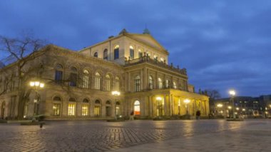 Hannover Opera kış akşam evinde. 1845 ve 1852 arasında klasik tarzda inşa edilmiş bir tiyatro. Zaman atlamalı.