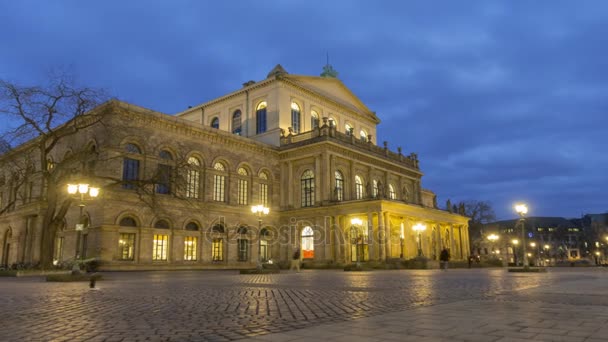 Hannover Opera kış akşam evinde. 1845 ve 1852 arasında klasik tarzda inşa edilmiş bir tiyatro. Zaman atlamalı. — Stok video