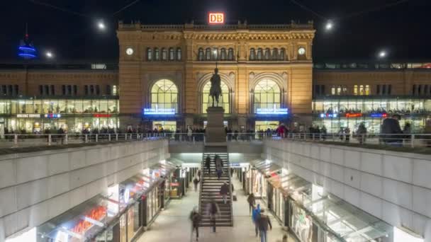 Hannover, deutschland - 10. januar 2018: hannover hauptbahnhof hannover Hauptbahnhof und passagiere am winterabend. Zeitraffer. — Stockvideo