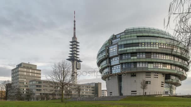 Hannover, deutschland - 10. januar 2018: das internationale neurowissenschaftliche institut ini wurde so konzipiert, dass es dem menschlichen hirn ähnelt. Es wurde anlässlich der Expo2000 errichtet. Zeitraffer. — Stockvideo