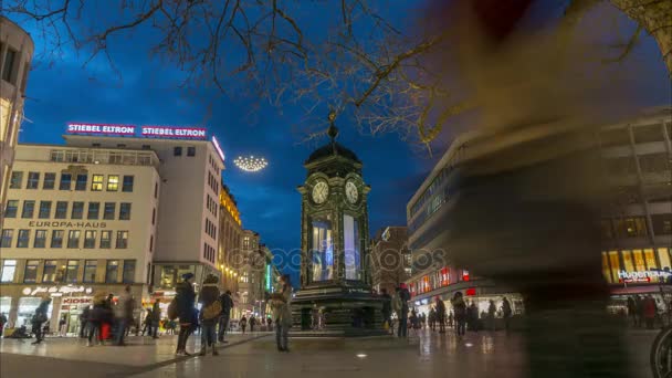 Hannover, deutschland - 10. januar 2018: die historische kroepcke-uhr ist ein beliebter treffpunkt am zentralen kroepcke-platz in der hannoverer innenstadt. Zeitraffer. — Stockvideo
