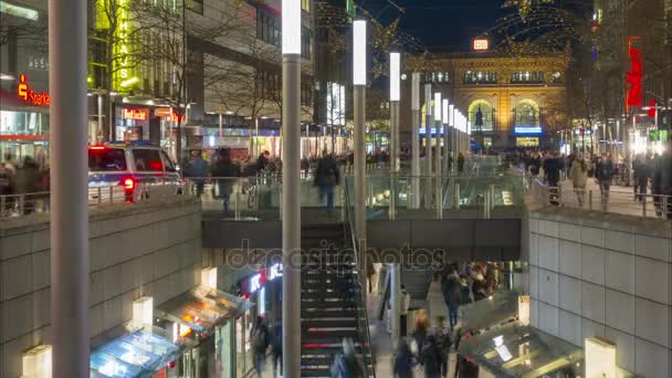 Hannover, Duitsland -, 10 januari 2018: De Niki-de-Saint-Phalle-Promenade is een shopping promenade in het stadscentrum van Hannover. Time-lapse. — Stockvideo