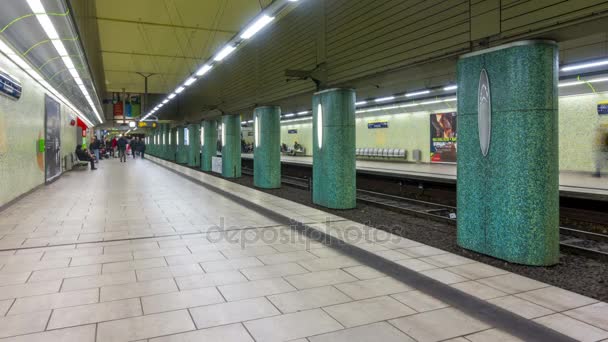 Ганновер, Германия - 10 января 2018: U-Bahn Station Kroepcke в Ганновере вечером. Временной интервал . — стоковое видео