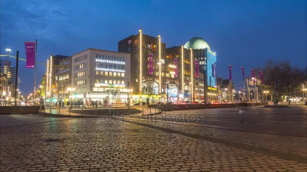 汉诺威, 德国-2018年1月11日: Steintor 广场和汇报-Hochhaus 在汉诺威在冬天晚上。时间流逝. — 图库视频影像