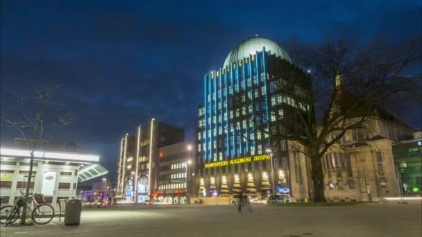 Hannover, Németország - 2018. január 11.: Anzeiger Hochhaus Hannoverben. A Anzeiger High Rise 1927-1928-ban épült, és egyike volt a első magas emelkedik, a Német Birodalom. Idő telik el. — Stock videók