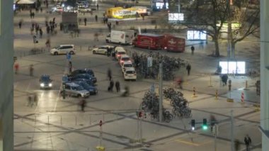 Hannover, Almanya - 16 Ocak 2018: Ernst-Ağustos-Platz Hannover kış akşam. 4 k zaman atlamalı.