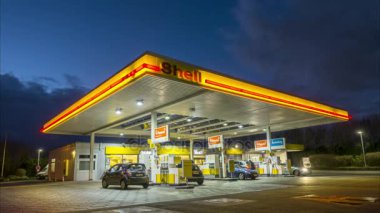 Hannover, Almanya - 16 Ocak 2018: Shell benzin istasyonunda gece Hannover, Almanya. 4 k timelapse.