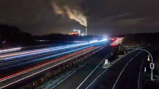 Движение по автостраде А2 около Ганновера в Германии в зимнюю ночь. Timelapse . — стоковое видео