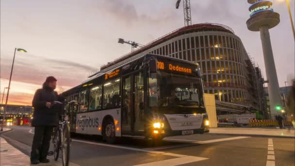 Hannover, Németország - 2018. január 30.: Forgalom a téren, a Hannover központi pályaudvarától. TimeLapse. — Stock videók