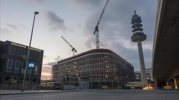 Hannover, Duitsland - 30 januari 2018: Verkeer op het plein aan het centraal station in Hannover. Timelapse. — Stockvideo