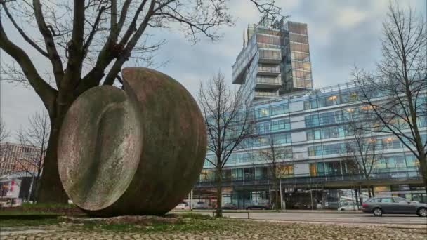 Zware autoverkeer op de centrale straat van Hannover, timelapse — Stockvideo