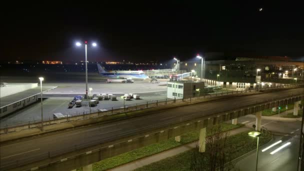 Hannover, Németország - 2018. január 18.: Hannover airport téli este. Idő telik el. — Stock videók
