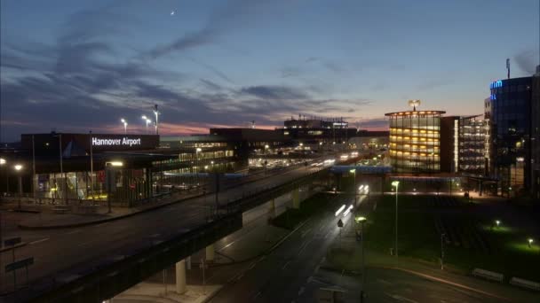 Hannover, Alemanha - 18 de janeiro de 2018: Aeroporto de Hannover na noite de inverno. Desfasamento temporal . — Vídeo de Stock