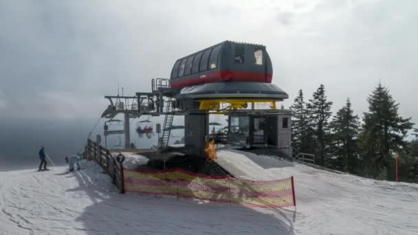 Braunlage, Німеччина - 11 березня 2018: Гірськолижний курорт Wurmberg в Braunlage. Один з найбільших гірськолижних курортів у північній Німеччині. Уповільнена зйомка. — стокове відео