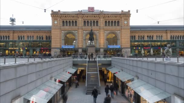 Hannover, Alemania - 01 de marzo de 2018: La estación principal de Hannover, Alemania del Norte, Europa . — Vídeos de Stock