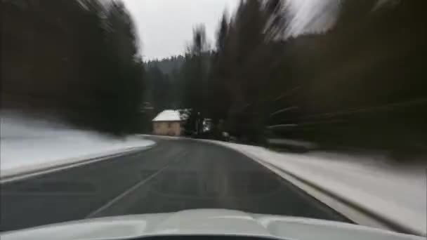 冬の国立公園ハルツを介して道路上の車の動きの時間経過。ニーダー ザクセン州。ドイツ. — ストック動画