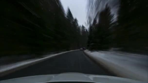 Časová prodleva hnutí na auto na silnici prostřednictvím národního parku Harz v zimě. Dolní Sasko. Německo. — Stock video