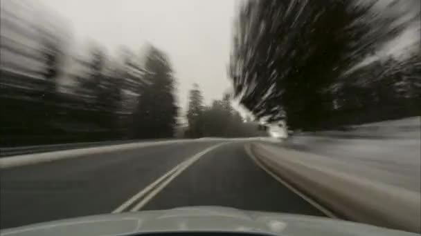Временной интервал движения автомобиля по дороге через национальный парк Гарц зимой. Нижняя Саксония. Германия . — стоковое видео