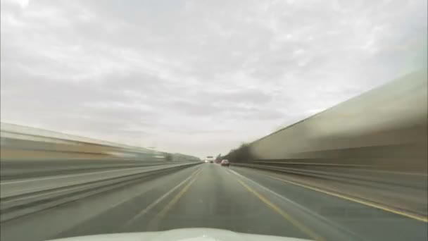 Tijdspanne van een rijden op de langste Duitse autosnelweg A7 op de site tussen Fulda en Kassel. — Stockvideo