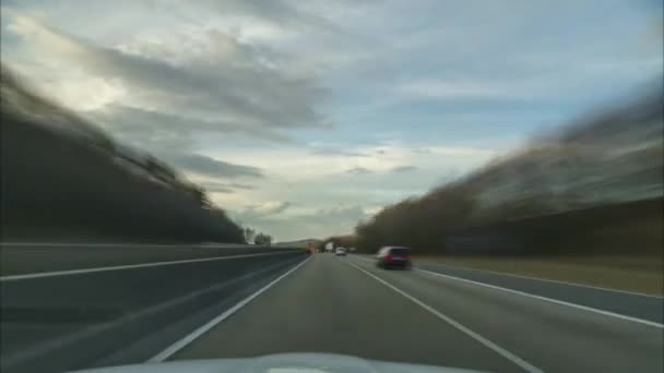 El lapso de tiempo de una conducción en la autopista alemana A7 más larga en el sitio entre Fulda y Kassel . — Vídeos de Stock