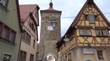 Rothenburg ob der Tauber, Almanya - 31 Mart 2018: Rothenburg ob der Tauber, popüler romantik yolda Güney Bavyera'daki orta Franconia iyi korunmuş bir ortaçağ eski şehirde sokak görünümü