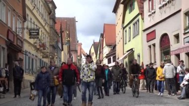 Rothenburg ob der Tauber, Almanya - 31 Mart 2018: Rothenburg ob der Tauber, popüler romantik yolda Güney Bavyera'daki orta Franconia iyi korunmuş bir ortaçağ eski şehirde sokak görünümü