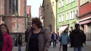Rothenburg ob der Tauber, Almanya - 31 Mart 2018: Rothenburg ob der Tauber, popüler romantik yolda Güney Bavyera'daki orta Franconia iyi korunmuş bir ortaçağ eski şehirde sokak görünümü