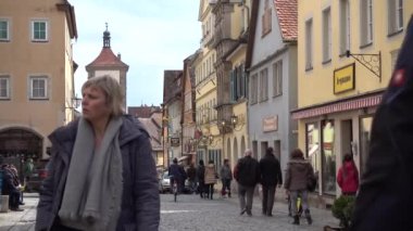 Rothenburg ob der Tauber, Almanya - 31 Mart 2018: Rothenburg ob der Tauber, popüler romantik yolda Güney Bavyera'daki orta Franconia iyi korunmuş bir ortaçağ eski şehirde sokak görünümü