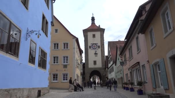 Rothenburg ob der Tauber, Allemagne - 31 mars 2018 : Vue sur la rue de Rothenburg ob der Tauber, une vieille ville médiévale bien préservée en Franconie centrale en Bavière sur la populaire route romantique à travers le sud — Video