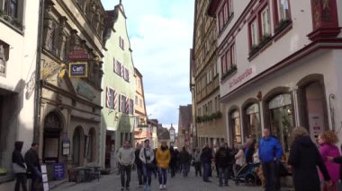 Rothenburg ob der Tauber, Almanya - 31 Mart 2018: Rothenburg ob der Tauber, popüler romantik yolda Güney Bavyera'daki orta Franconia iyi korunmuş bir ortaçağ eski şehirde sokak görünümü