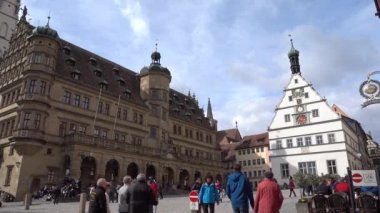 Rothenburg ob der Tauber, Almanya - 31 Mart 2018: Rothenburg ob der Tauber, popüler romantik yolda Güney Bavyera'daki orta Franconia iyi korunmuş bir ortaçağ eski şehirde sokak görünümü