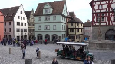 Rothenburg ob der Tauber, Almanya - 31 Mart 2018: Rothenburg ob der Tauber, popüler romantik yolda Güney Bavyera'daki orta Franconia iyi korunmuş bir ortaçağ eski şehirde sokak görünümü
