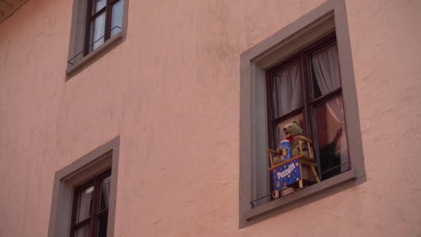 Ротшильд-дер-Фабер, Германия - 31 марта 2018 года: вид на Ротшильд-дер-Фабер, хорошо сохранившийся средневековый город в Средней Франконии в Баварии на популярном шоссе через юг — стоковое видео