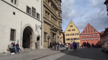 Rothenburg ob der Tauber, Almanya - 31 Mart 2018: Rothenburg ob der Tauber, popüler romantik yolda Güney Bavyera'daki orta Franconia iyi korunmuş bir ortaçağ eski şehirde sokak görünümü