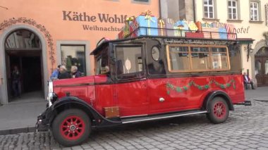 Rothenburg ob der Tauber, Almanya - 31 Mart 2018: Rothenburg ob der Tauber, popüler romantik yolda Güney Bavyera'daki orta Franconia iyi korunmuş bir ortaçağ eski şehirde sokak görünümü