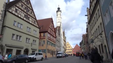Rothenburg ob der Tauber, Almanya - 31 Mart 2018: Rothenburg ob der Tauber, popüler romantik yolda Güney Bavyera'daki orta Franconia iyi korunmuş bir ortaçağ eski şehirde sokak görünümü