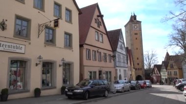 Rothenburg ob der Tauber, Almanya - 31 Mart 2018: Rothenburg ob der Tauber, popüler romantik yolda Güney Bavyera'daki orta Franconia iyi korunmuş bir ortaçağ eski şehirde sokak görünümü