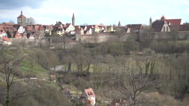 Rothenburg ob der Tauber, Almanya - 31 Mart 2018: Rothenburg ob der Tauber, popüler romantik yolda Güney Bavyera'daki orta Franconia iyi korunmuş bir ortaçağ eski şehirde sokak görünümü