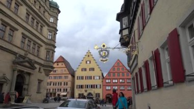 Rothenburg ob der Tauber, Almanya - 31 Mart 2018: Rothenburg ob der Tauber, popüler romantik yolda Güney Bavyera'daki orta Franconia iyi korunmuş bir ortaçağ eski şehirde sokak görünümü