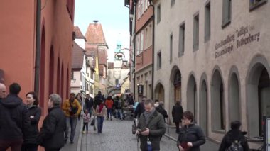 Rothenburg ob der Tauber, Almanya - 31 Mart 2018: Rothenburg ob der Tauber, popüler romantik yolda Güney Bavyera'daki orta Franconia iyi korunmuş bir ortaçağ eski şehirde sokak görünümü