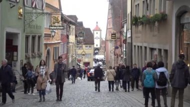 Rothenburg ob der Tauber, Almanya - 31 Mart 2018: Rothenburg ob der Tauber, popüler romantik yolda Güney Bavyera'daki orta Franconia iyi korunmuş bir ortaçağ eski şehirde sokak görünümü
