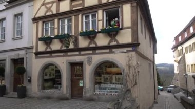 Rothenburg ob der Tauber, Almanya - 31 Mart 2018: Rothenburg ob der Tauber, popüler romantik yolda Güney Bavyera'daki orta Franconia iyi korunmuş bir ortaçağ eski şehirde sokak görünümü