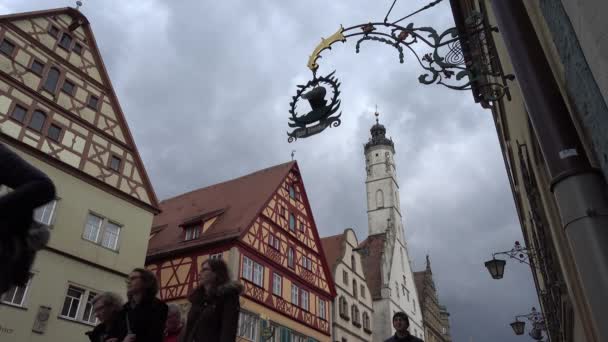 Rothenburg оф дер Таубер, Німеччина - 31 березня 2018: перегляд вулиць Rothenburg оф дер Таубер, добре збереглися середньовічні Старого міста в середня Франконія в Баварії на популярна романтична дорога через південний — стокове відео