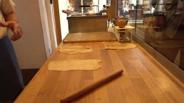 Ρότενμπουργκ ομπ ντερ Τάουμπερ, Γερμανία - 31 Μαρτίου 2018: αρχικό Rothenburger Schneeballen - παραδοσιακό ιδιότυπο ζάχαρη σε σκόνη, γνωστή από το Μεσαίωνα — Αρχείο Βίντεο