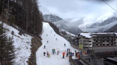 Soelden, Avusturya - 30 Mart 2018: Popüler kayak merkezi Avusturya'da Soelden görünümünü