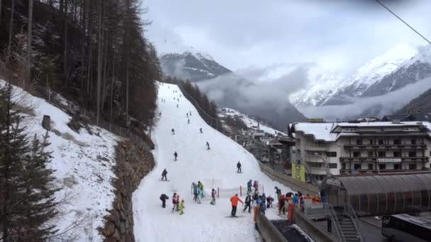 Soelden, Austria - March 30, 2018: View of a popular ski resort Soelden in Austria — Stock Video