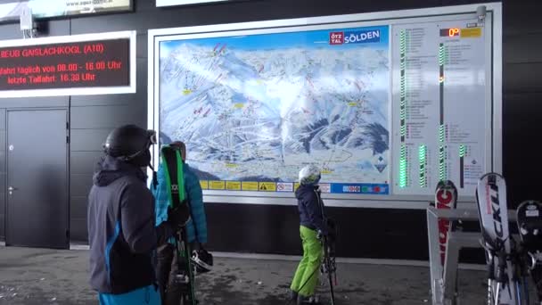 Soelden, Oostenrijk - 30 maart 2018: Weergave van een populair Skigebied Sölden in Oostenrijk — Stockvideo