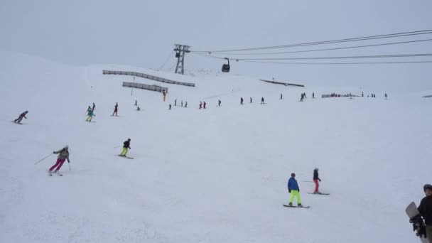 Soelden, Oostenrijk - 30 maart 2018: Weergave van een populair Skigebied Sölden in Oostenrijk — Stockvideo