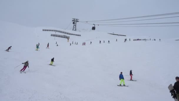 Soelden, Austria - 30 de marzo de 2018: Vista de una popular estación de esquí Soelden en Austria — Vídeos de Stock